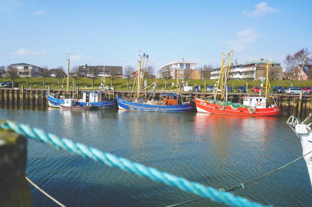 Puerto de Büsum con barcos de pesca