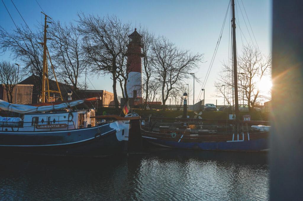 Atardecer en el puerto del museo en Büsum