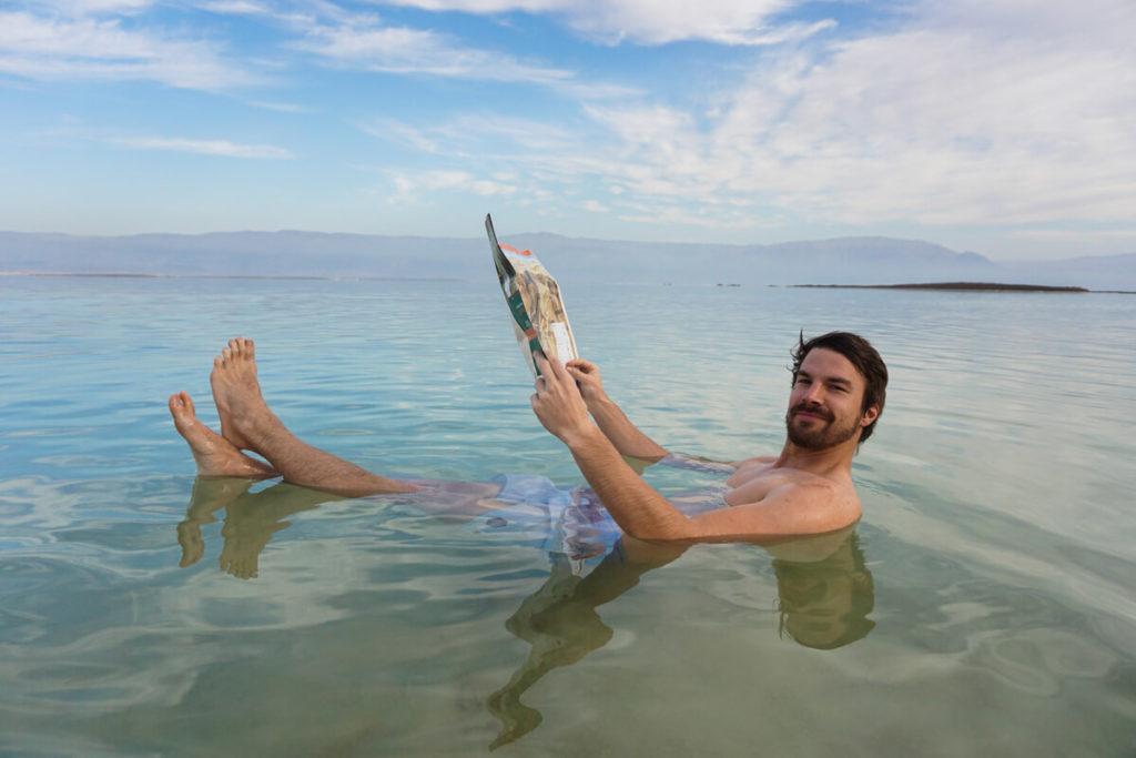 mar-muerto-nadar-israel-flotar-agua-salina