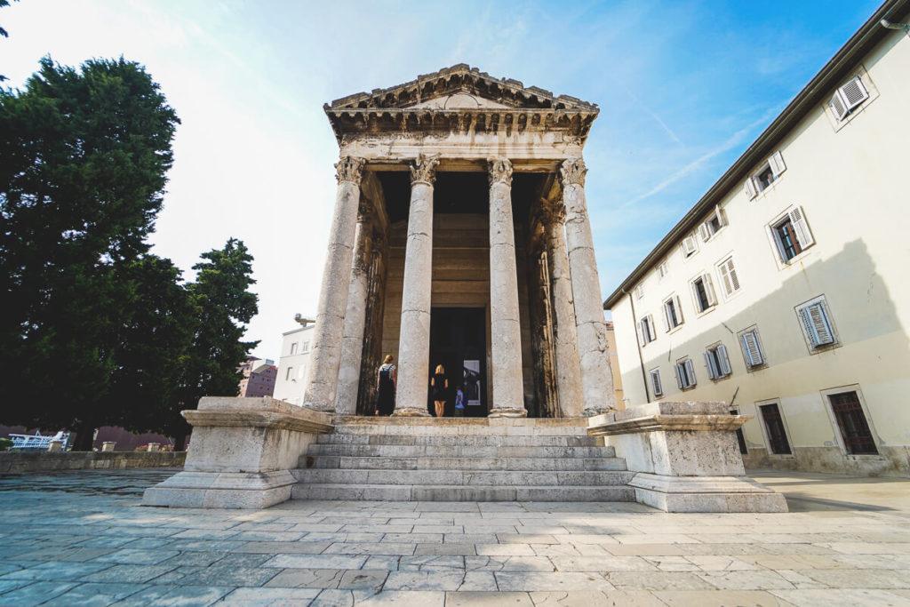 Pula-Atracciones-Templo-de-Augusto-Foro-1