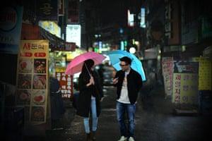 Seoul gallery: couple in rain 