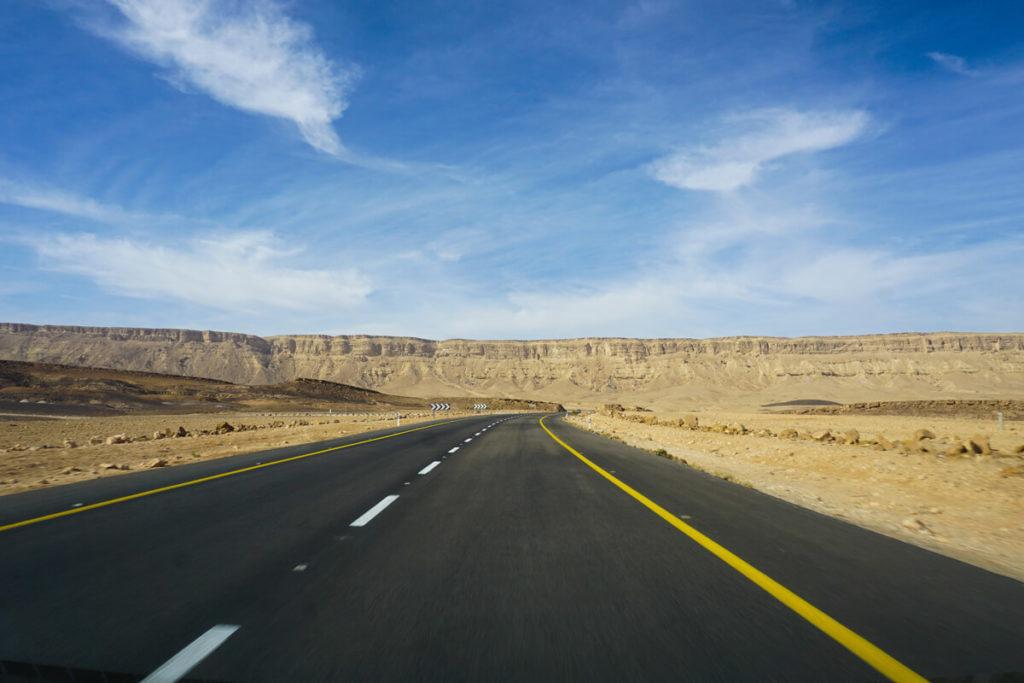 El cráter Ramón en el hermoso desierto de Negev de Israel